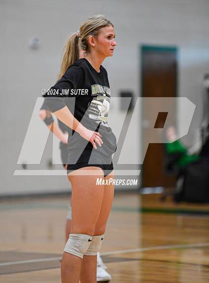 Thumbnail 3 in D'Hanis vs Round Top-Carmine (UIL Volleyball 1A Region III Semifinal) photogallery.