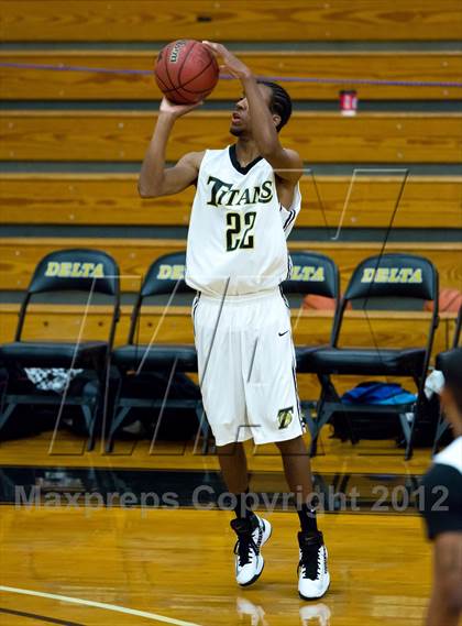 Thumbnail 1 in Chavez vs. Cordova (McDonald's Classic) photogallery.