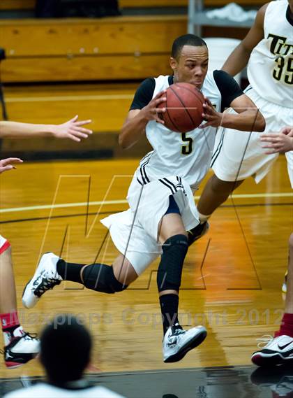 Thumbnail 1 in Chavez vs. Cordova (McDonald's Classic) photogallery.