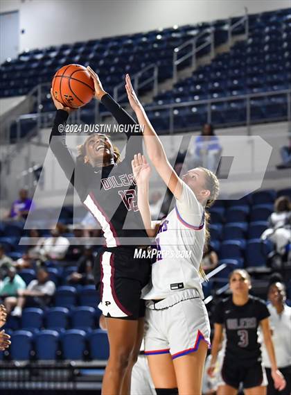 Thumbnail 2 in Pearland vs. Dickinson (RCS Sports Kickoff Classic) photogallery.
