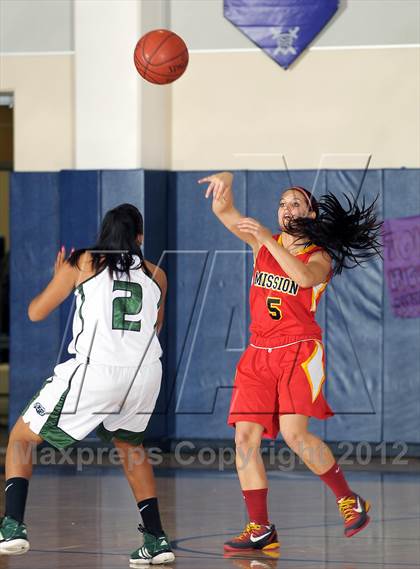 Thumbnail 2 in Perris vs. Mission Viejo (MaxPreps Holiday Classic) photogallery.