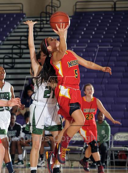 Thumbnail 2 in Perris vs. Mission Viejo (MaxPreps Holiday Classic) photogallery.