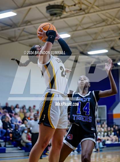 Thumbnail 2 in Chilton County vs Isabella (Chilton County Tournament) photogallery.