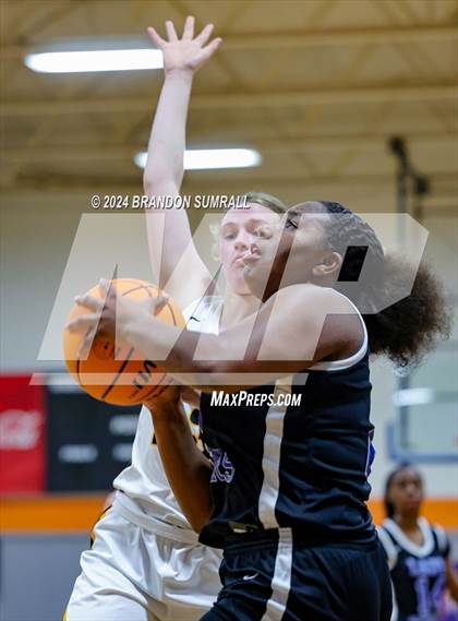Thumbnail 3 in Chilton County vs Isabella (Chilton County Tournament) photogallery.