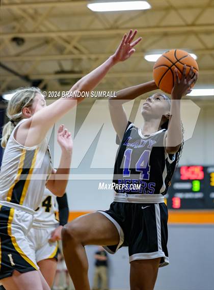 Thumbnail 3 in Chilton County vs Isabella (Chilton County Tournament) photogallery.