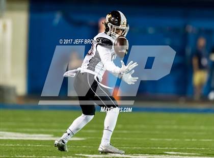 Thumbnail 2 in JSerra Catholic vs. Mater Dei photogallery.