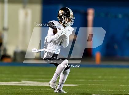Thumbnail 3 in JSerra Catholic vs. Mater Dei photogallery.