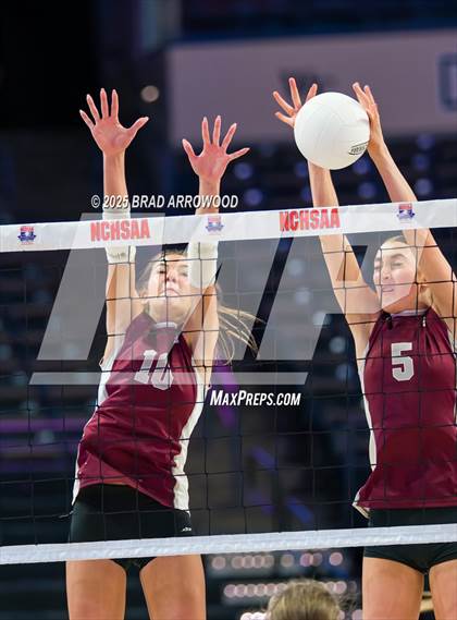 Thumbnail 3 in Hickory vs. Seaforth (NCHSAA 5A Final) photogallery.