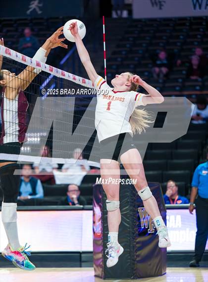 Thumbnail 3 in Hickory vs. Seaforth (NCHSAA 5A Final) photogallery.