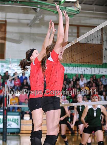 Thumbnail 3 in Colfax vs. Regis (WIAA Regional Finals) photogallery.