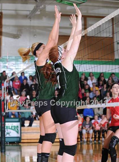 Thumbnail 3 in Colfax vs. Regis (WIAA Regional Finals) photogallery.