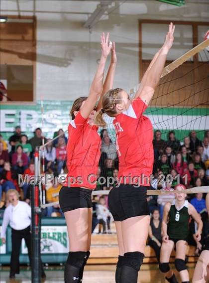 Thumbnail 2 in Colfax vs. Regis (WIAA Regional Finals) photogallery.