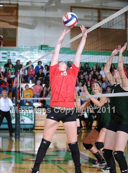 Thumbnail 2 in Colfax vs. Regis (WIAA Regional Finals) photogallery.