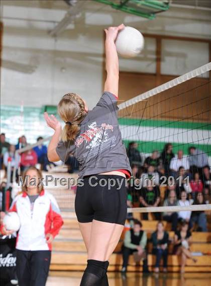 Thumbnail 2 in Colfax vs. Regis (WIAA Regional Finals) photogallery.