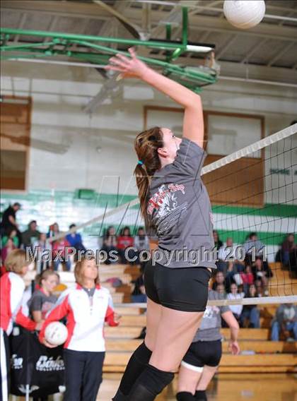 Thumbnail 2 in Colfax vs. Regis (WIAA Regional Finals) photogallery.