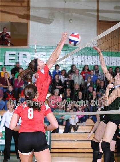 Thumbnail 1 in Colfax vs. Regis (WIAA Regional Finals) photogallery.
