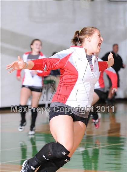 Thumbnail 2 in Colfax vs. Regis (WIAA Regional Finals) photogallery.