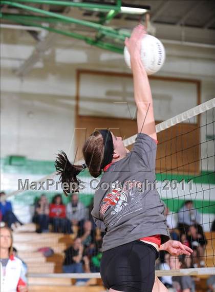 Thumbnail 1 in Colfax vs. Regis (WIAA Regional Finals) photogallery.