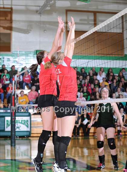 Thumbnail 1 in Colfax vs. Regis (WIAA Regional Finals) photogallery.