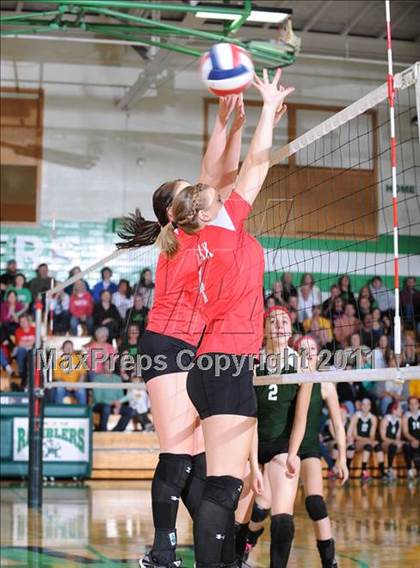 Thumbnail 1 in Colfax vs. Regis (WIAA Regional Finals) photogallery.