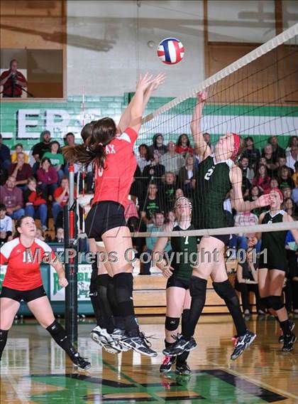 Thumbnail 1 in Colfax vs. Regis (WIAA Regional Finals) photogallery.
