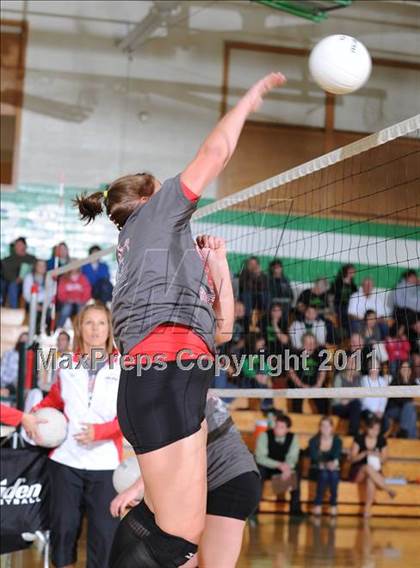 Thumbnail 1 in Colfax vs. Regis (WIAA Regional Finals) photogallery.