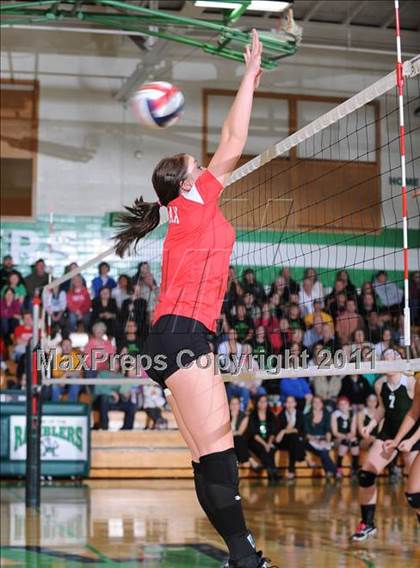 Thumbnail 3 in Colfax vs. Regis (WIAA Regional Finals) photogallery.