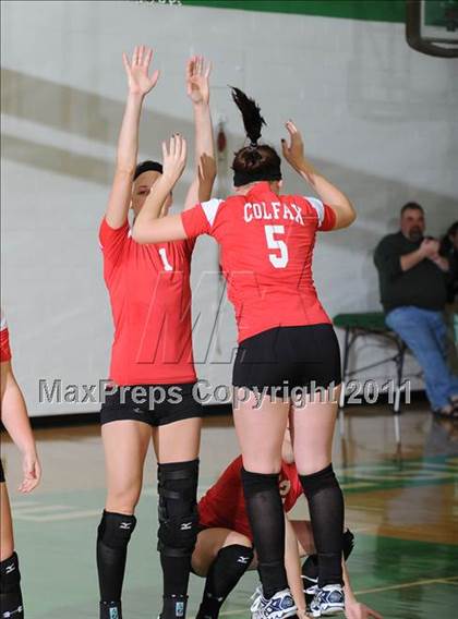 Thumbnail 3 in Colfax vs. Regis (WIAA Regional Finals) photogallery.