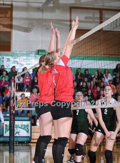 Thumbnail 3 in Colfax vs. Regis (WIAA Regional Finals) photogallery.