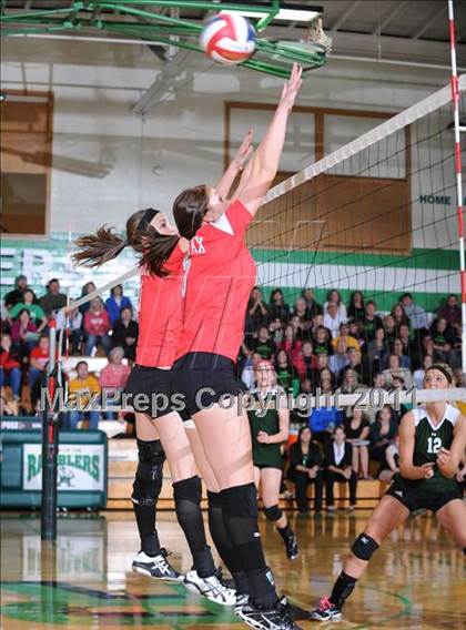 Thumbnail 3 in Colfax vs. Regis (WIAA Regional Finals) photogallery.