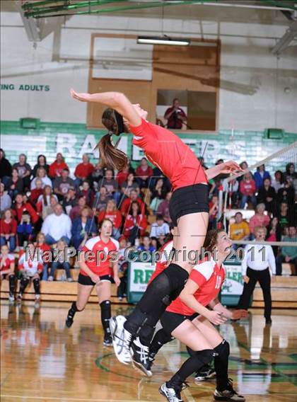 Thumbnail 2 in Colfax vs. Regis (WIAA Regional Finals) photogallery.