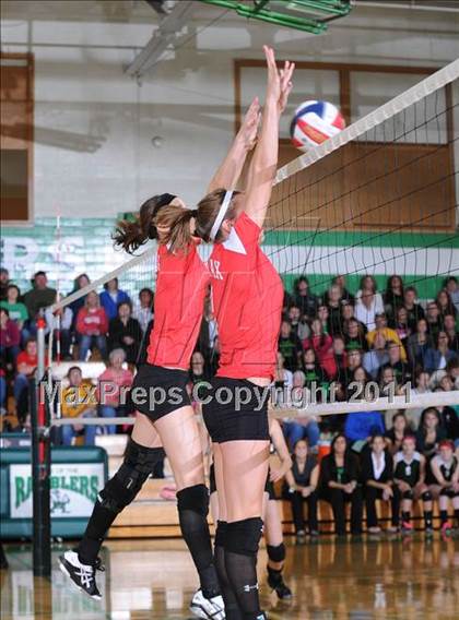 Thumbnail 3 in Colfax vs. Regis (WIAA Regional Finals) photogallery.
