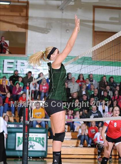Thumbnail 2 in Colfax vs. Regis (WIAA Regional Finals) photogallery.