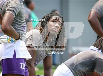 Thumbnail 2 in Cleveland Central vs Desoto Central (U of Memphis 7v7) photogallery.