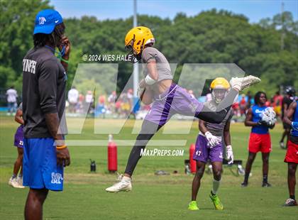 Thumbnail 3 in Cleveland Central vs Desoto Central (U of Memphis 7v7) photogallery.