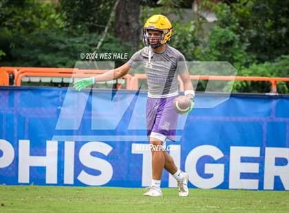 Thumbnail 1 in Cleveland Central vs Desoto Central (U of Memphis 7v7) photogallery.
