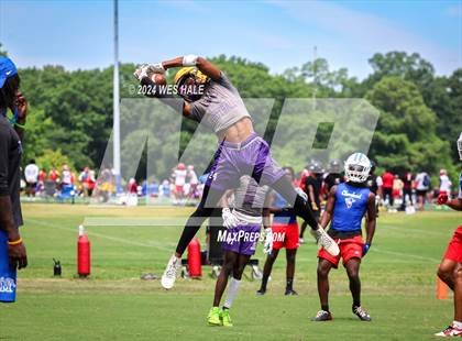 Thumbnail 3 in Cleveland Central vs Desoto Central (U of Memphis 7v7) photogallery.