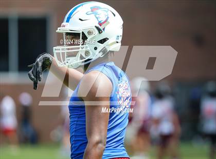 Thumbnail 3 in Cleveland Central vs Desoto Central (U of Memphis 7v7) photogallery.