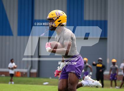 Thumbnail 2 in Cleveland Central vs Desoto Central (U of Memphis 7v7) photogallery.