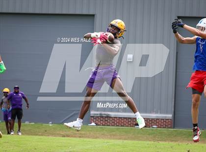 Thumbnail 2 in Cleveland Central vs Desoto Central (U of Memphis 7v7) photogallery.