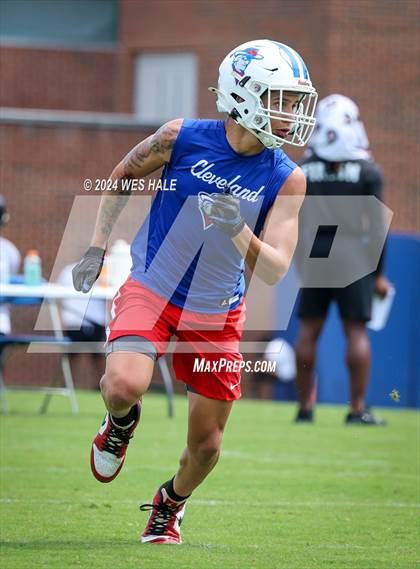 Thumbnail 3 in Cleveland Central vs Desoto Central (U of Memphis 7v7) photogallery.