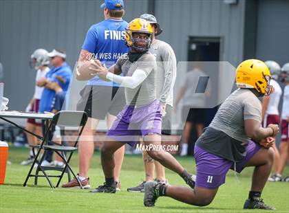 Thumbnail 1 in Cleveland Central vs Desoto Central (U of Memphis 7v7) photogallery.