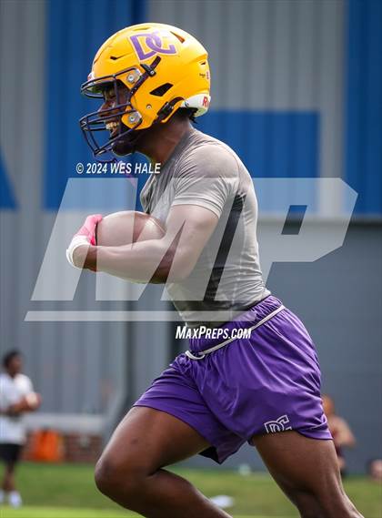 Thumbnail 3 in Cleveland Central vs Desoto Central (U of Memphis 7v7) photogallery.