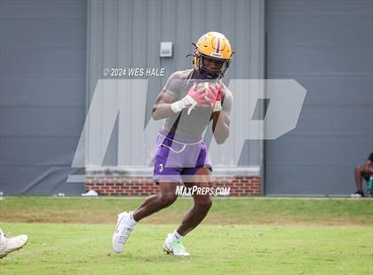 Thumbnail 2 in Cleveland Central vs Desoto Central (U of Memphis 7v7) photogallery.