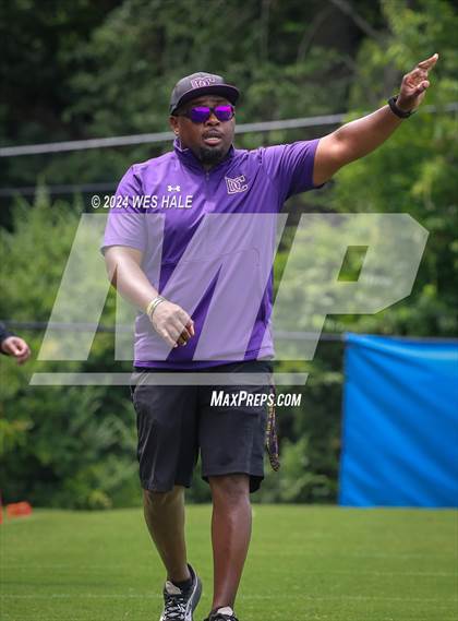 Thumbnail 3 in Cleveland Central vs Desoto Central (U of Memphis 7v7) photogallery.