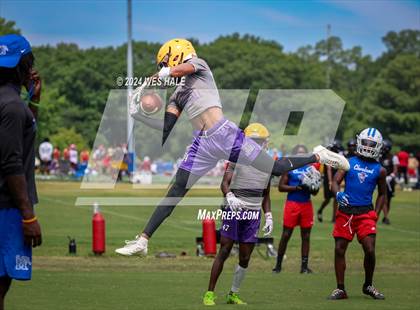 Thumbnail 1 in Cleveland Central vs Desoto Central (U of Memphis 7v7) photogallery.