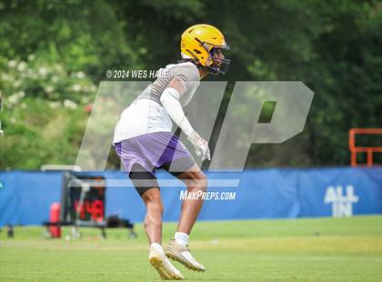 Thumbnail 1 in Cleveland Central vs Desoto Central (U of Memphis 7v7) photogallery.