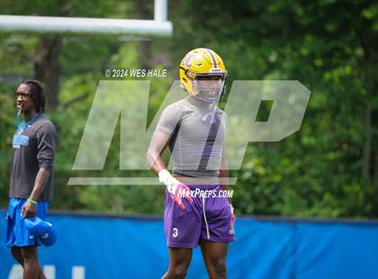 Thumbnail 2 in Cleveland Central vs Desoto Central (U of Memphis 7v7) photogallery.