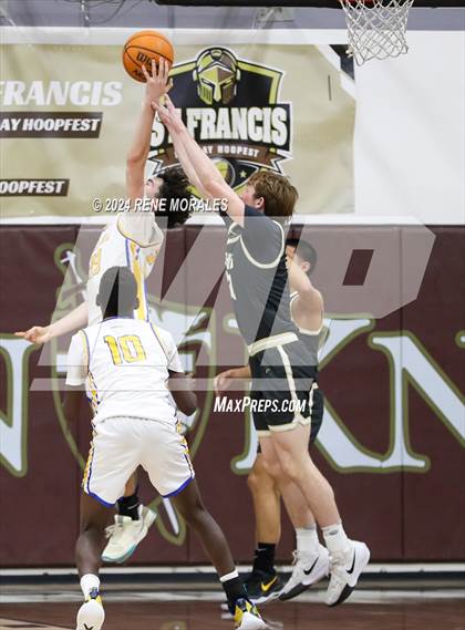Thumbnail 2 in St. Francis vs Agoura photogallery.