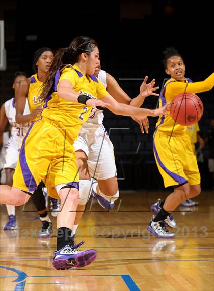 Thumbnail 1 in Ridgeview vs. Lynwood (CIF SoCal Regional D2 Final) photogallery.